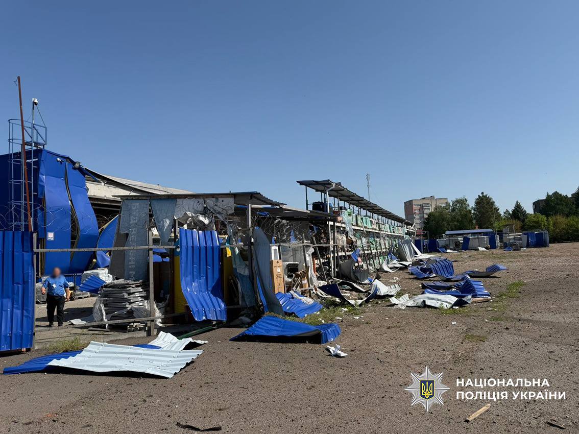 Удар по Прилуках: вже понад 20 поранених, понівечений ТЦ "Епіцентр" (фото)
